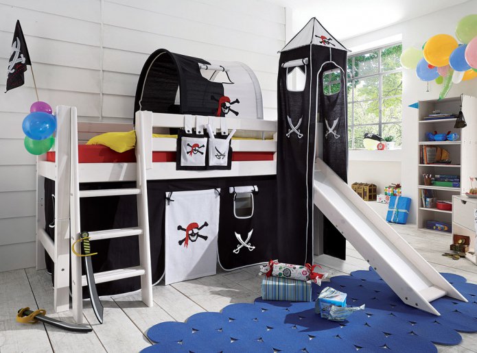 Interior pirata con cama alta