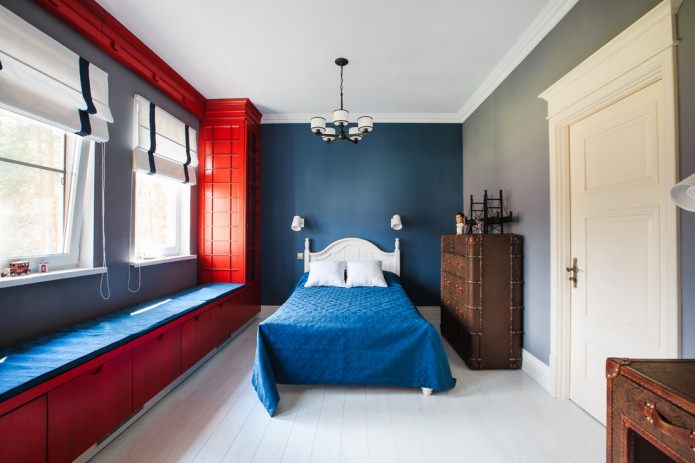 Una habitación infantil con una cabina telefónica roja al estilo inglés