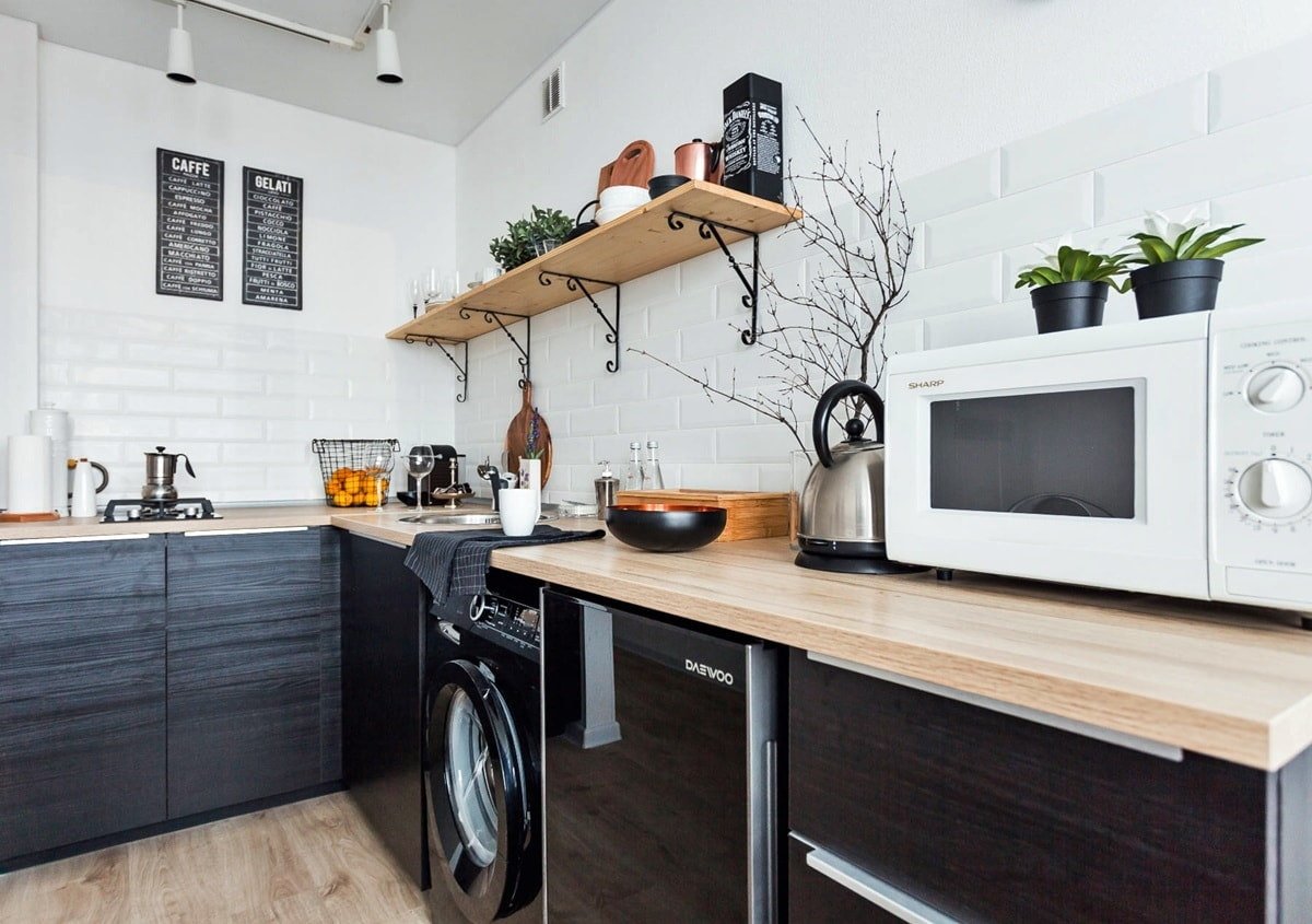 Cocina con electrodomésticos negros