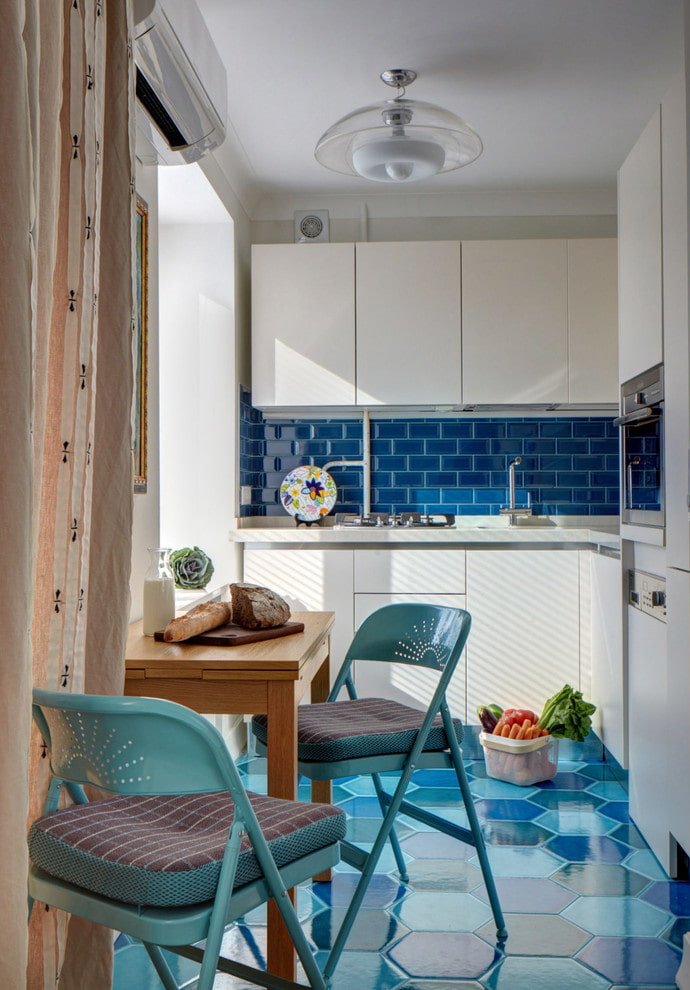 Mesa transformable en una cocina luminosa