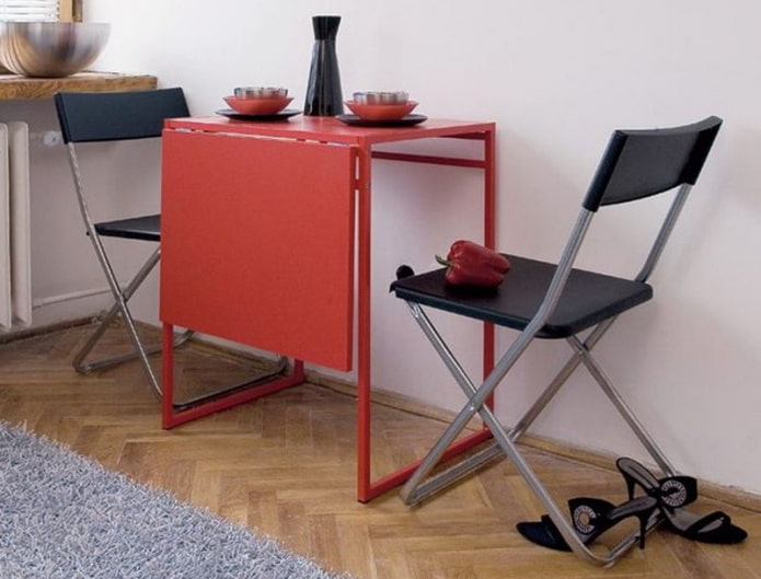 Mesa plegable metálica en el interior