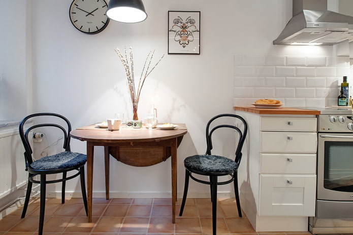 Mesa estilo libro en el interior de la cocina