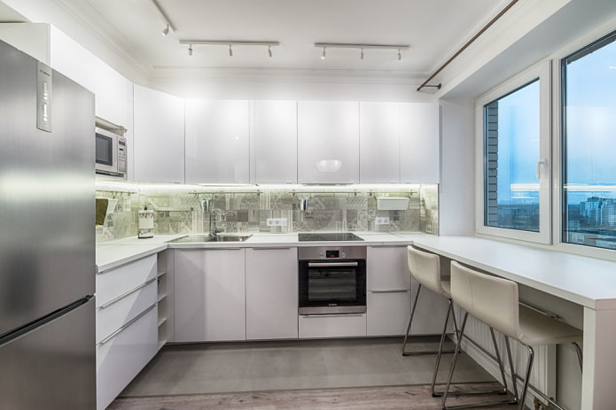 alféizar de ventana que se convierte en mesa en la cocina