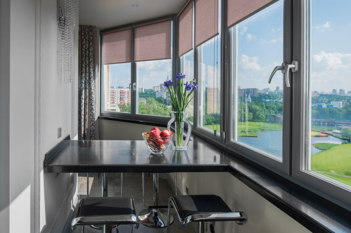 Alféizar de ventana que se convierte en mesa en la logia