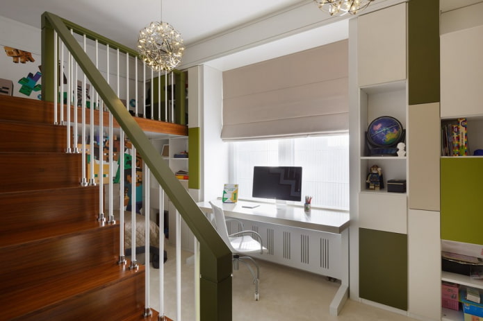 Alféizar de la ventana que se convierte en mesa en la habitación infantil