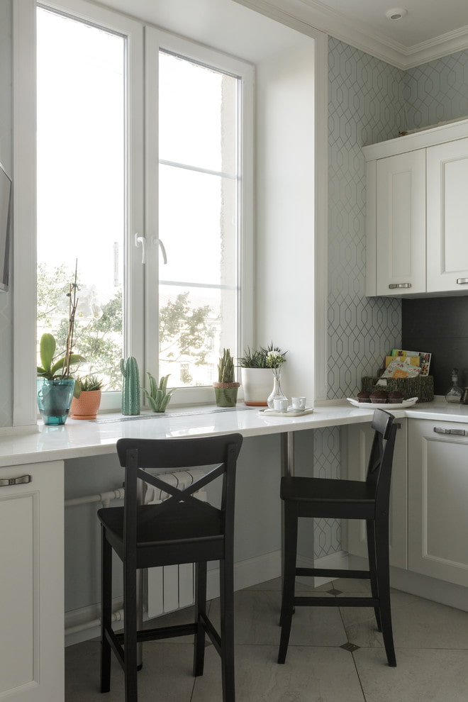 alféizar de la ventana que se convierte en una mesa en la cocina