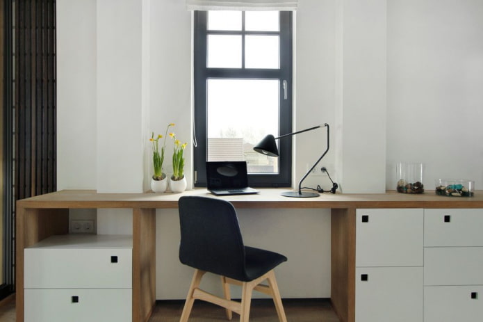 alféizar de la ventana que se convierte en un escritorio de computadora en el interior