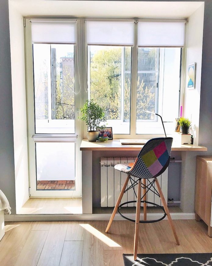 Alféizar de ventana que se convierte en mesa con tablero de madera