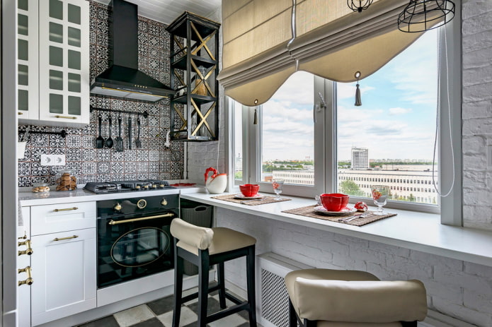 Alféizar de la ventana que se convierte en una mesa en la cocina