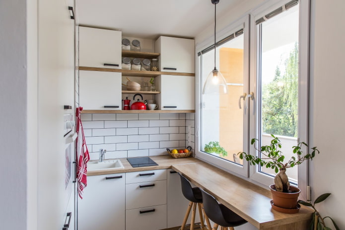 alféizar de ventana que se convierte en mesa en la cocina