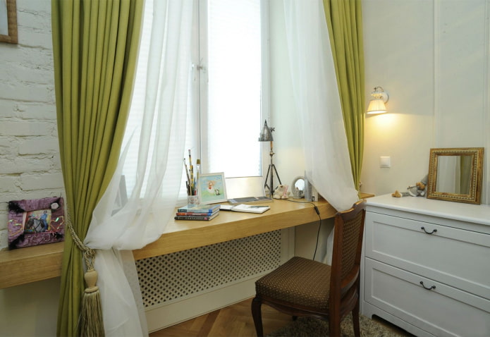 Alféizar de ventana que se convierte en un escritorio en el interior
