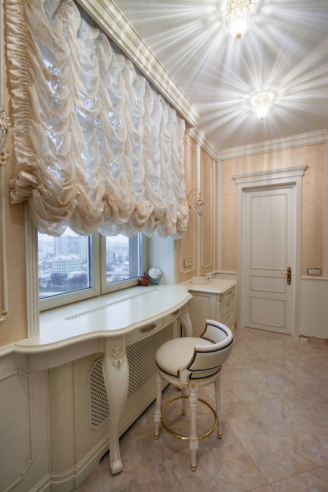 Alféizar de ventana que se integra en una mesa de estilo clásico