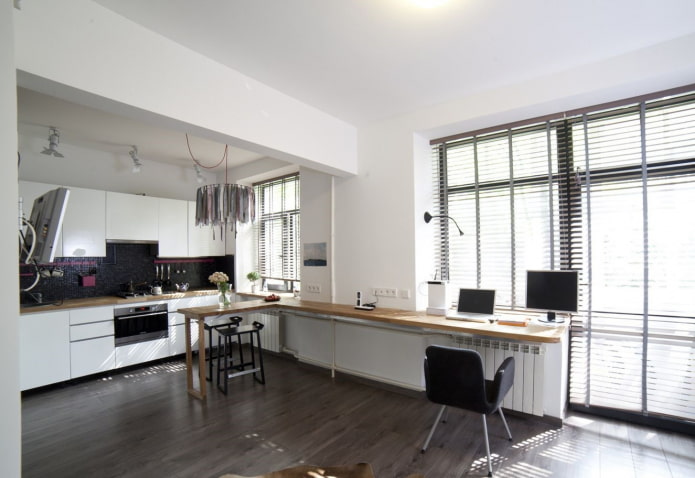 Alféizar de ventana que se transforma en una mesa larga en el interior