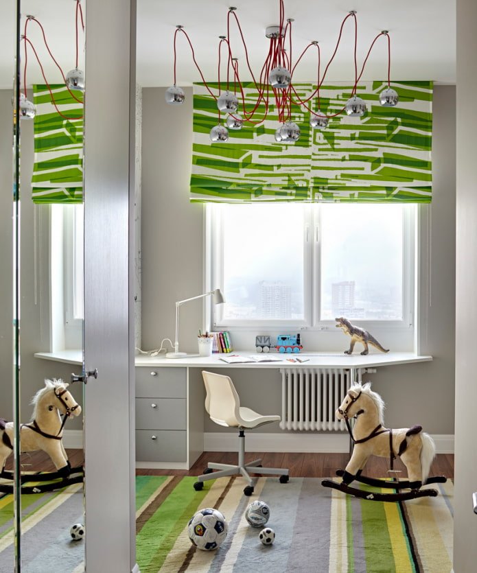 Alféizar de la ventana que se convierte en una mesa en el interior