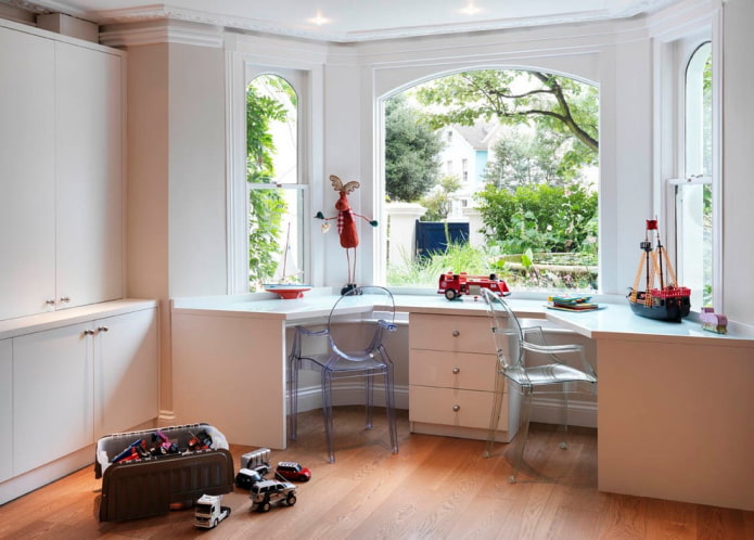 alféizar de ventana que se convierte en una mesa de plástico en el interior