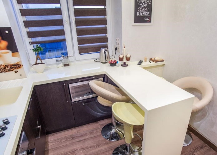 Alféizar de ventana que se transforma en una mesa con forma de letra p en el interior