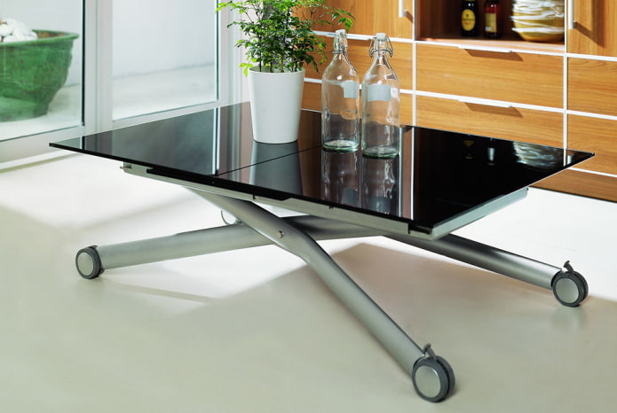 mesa con vidrio tintado y patas metálicas