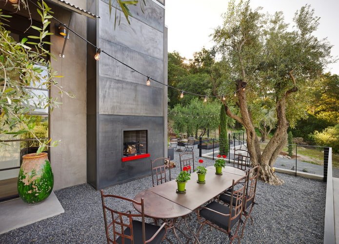 mesa transformadora de madera en una terraza abierta