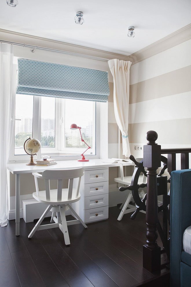 Mesa blanca para estudiar en la habitación de los niños