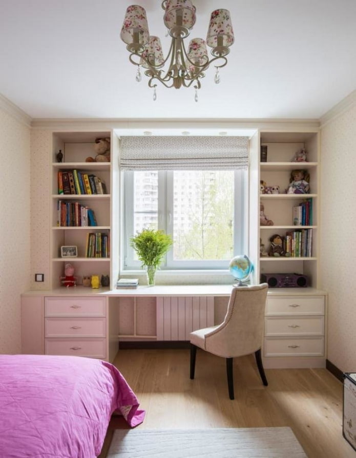 mesa en la habitación de una niña