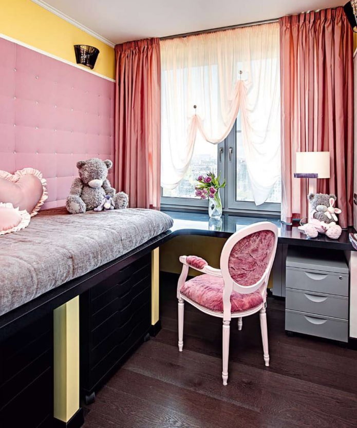 mesa en la habitación de una niña