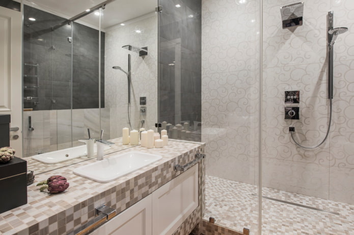 Encimera con acabado alicatado en el baño