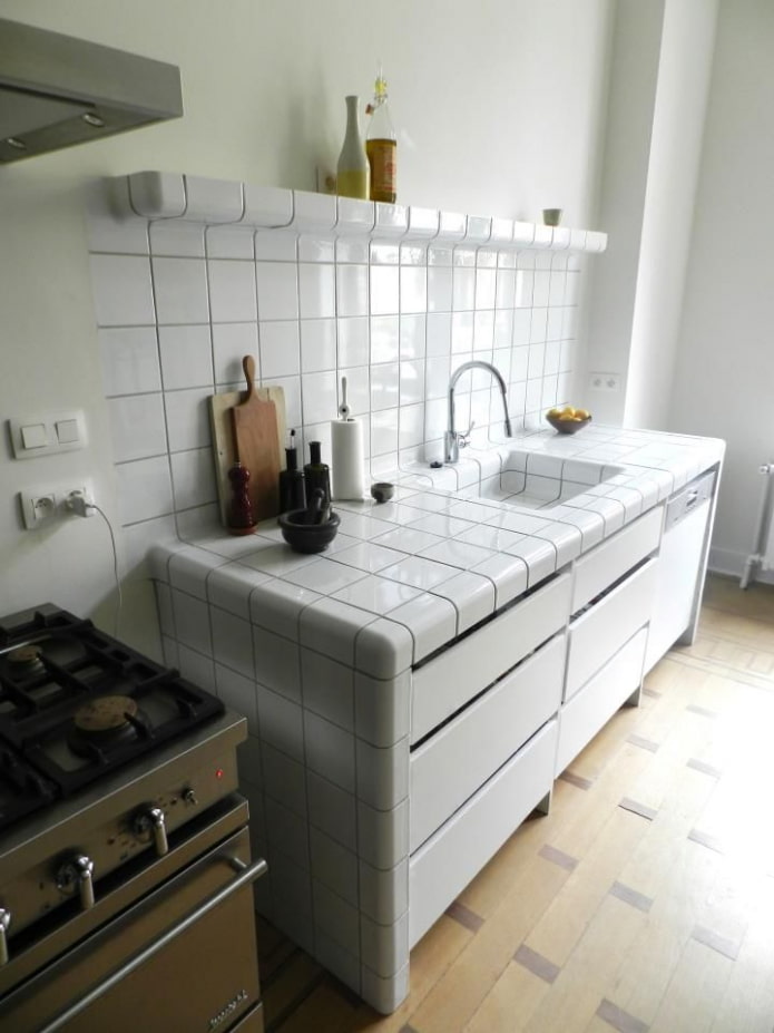 Encimera de azulejos blancos en el interior