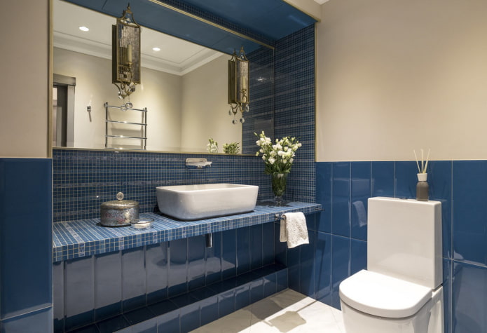 Encimera de azulejos azules En el interior