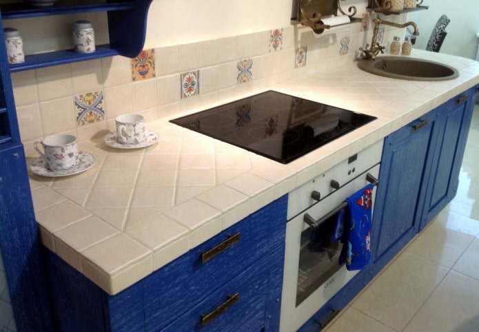 Encimera de azulejos blancos en el interior