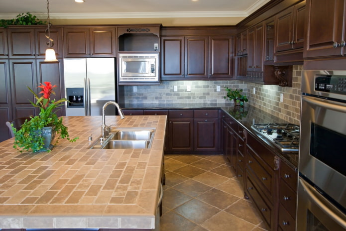Encimera de azulejos beige en el interior