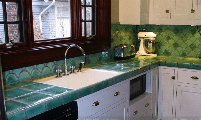 Encimera verde en la cocina