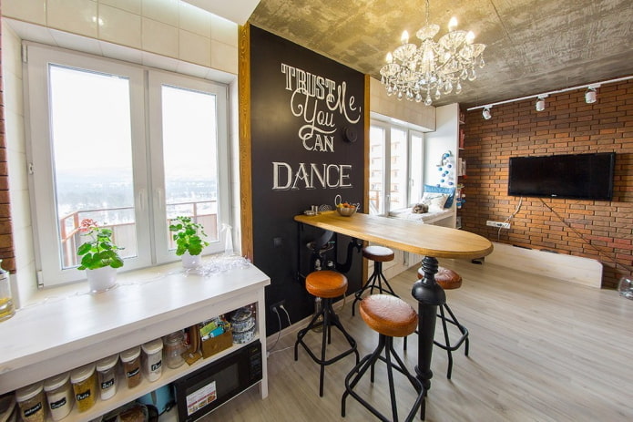 Mesa de bar en el interior de estilo loft