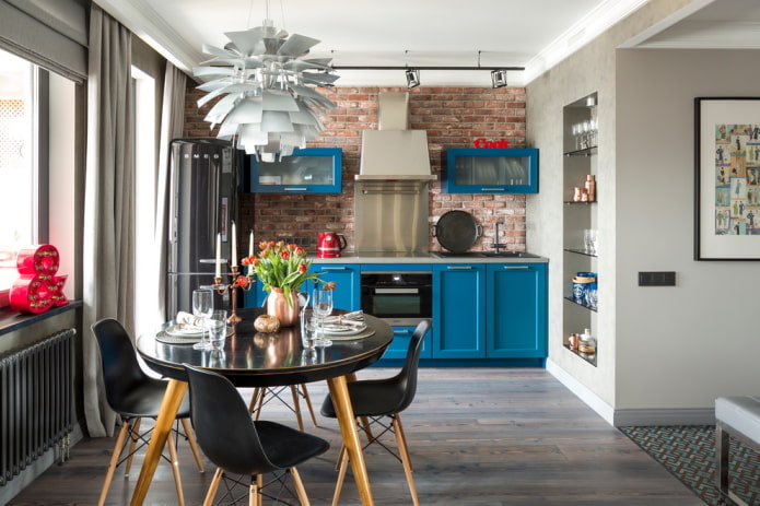 Mesa negra en un interior de estilo loft
