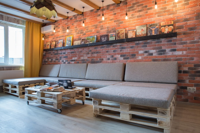 Mesa de palets en un interior tipo loft