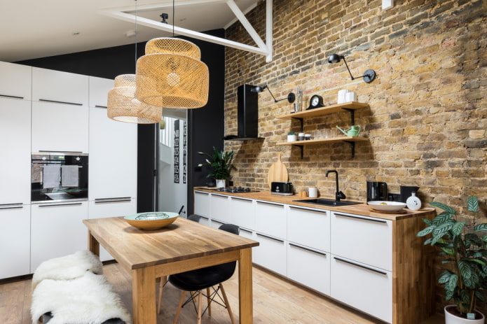 Mesa en el interior de la cocina en estilo loft