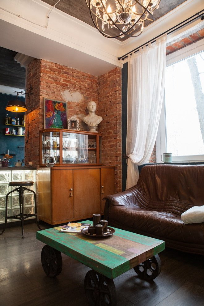 Mesa de centro en un interior estilo loft