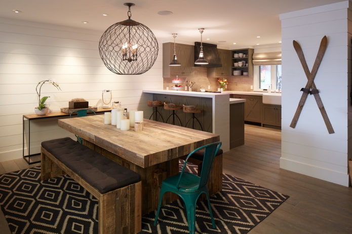 Mesa de madera en un interior de estilo loft