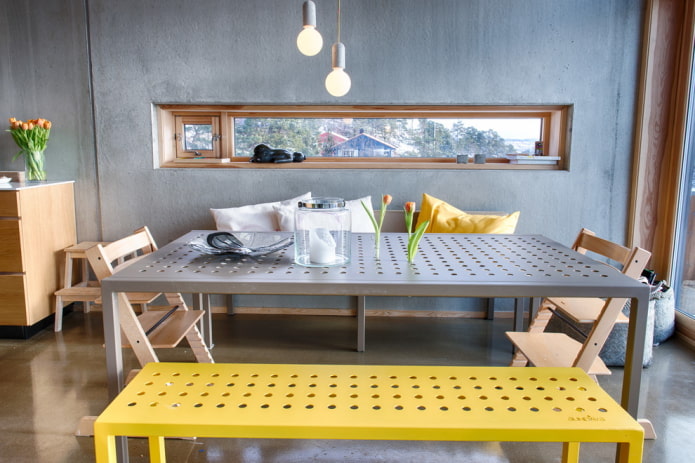 Mesa de metal en un interior de estilo loft