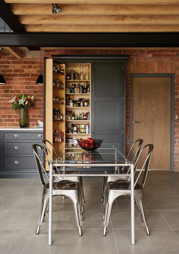 mesa de cristal en el interior de estilo loft
