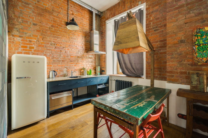Mesa de comedor en un interior de estilo loft