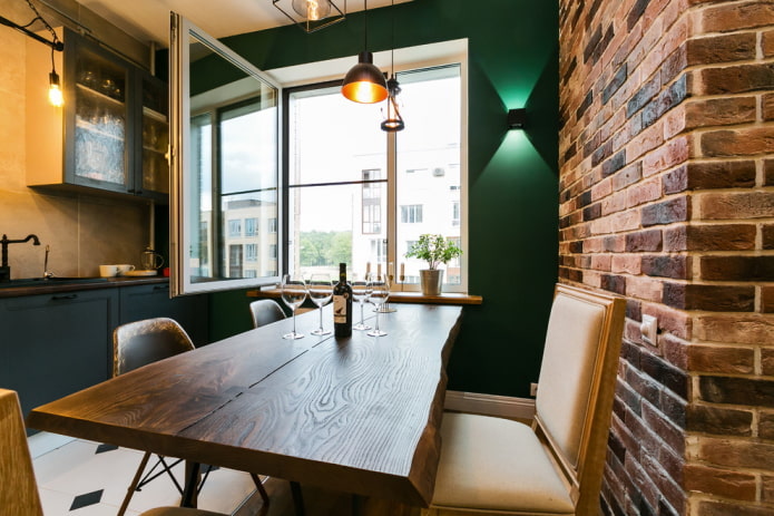 Mesa en el interior de la cocina en estilo loft