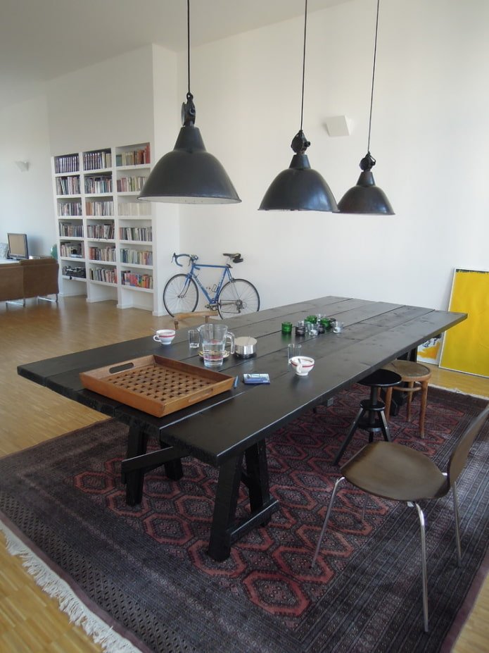 Mesa negra en un interior estilo loft