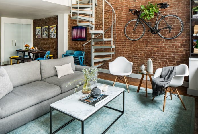 mesa rectangular en el interior en estilo loft
