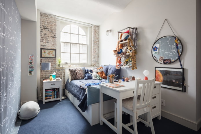 mesa en una habitación infantil tipo loft