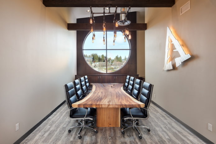 Mesa con figuras en un interior de estilo loft
