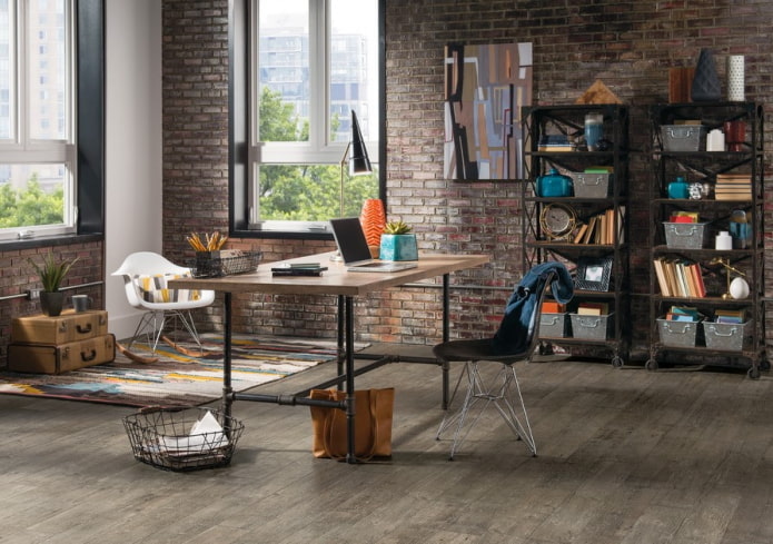 Mesa hecha de tubos en un interior estilo loft