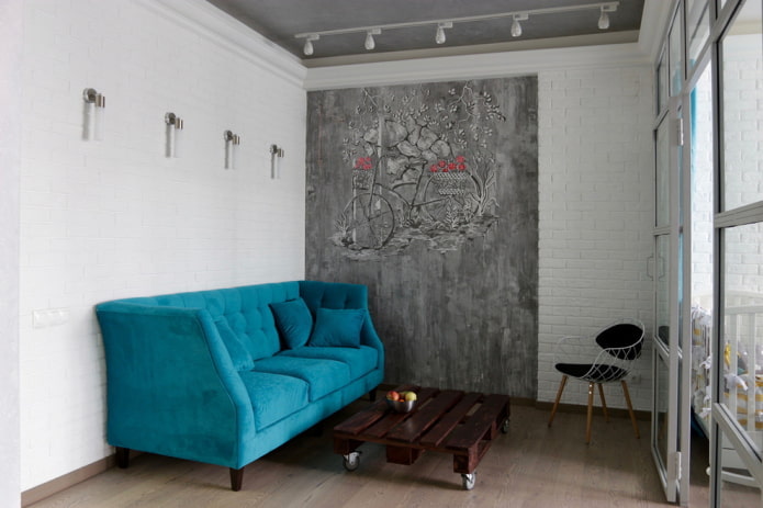 Mesa de centro en un interior estilo loft