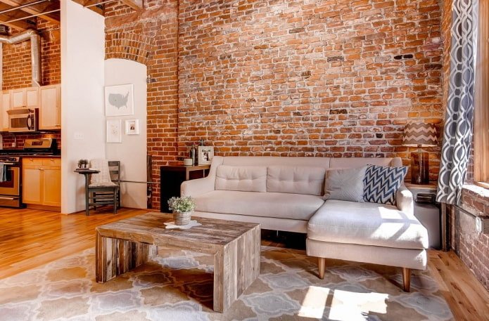 Mesa de madera en un interior estilo loft