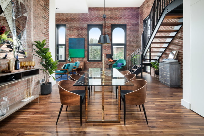 Mesa en el interior del comedor estilo loft
