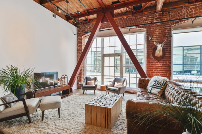 Mesa de centro en un interior estilo loft